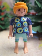 Femme blonde short vacances