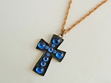 Collier Pendentif religieux en forme de croix résine cabochons bleus plaqué or