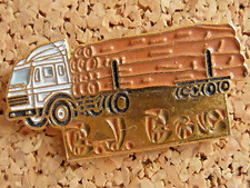 pin's pins badge automobile. tracteur  BJ bois transport grumier camion