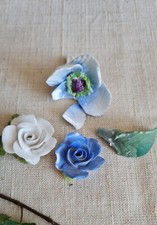 ANCIENNES FLEURS EN PORCELAINE BARBOTINE DECOR DE ROSES shabby