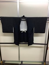 Veste kimono haori japonaise vintage pure soie noire écusson familial hauteur...