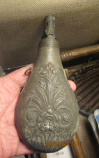 Ancienne Poire à Poudre vide d'ancien Fusil de Chasseur Décor Fleuri Inofensive