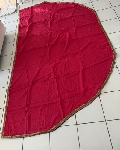 Grande cape ethnique rouge