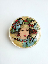 RARE BROCHE CELLULOID LÉA STEIN FEMME CHAPEAU CERISES PREMIÈRE PÉRIODE
