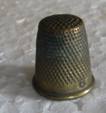 Petit dé à coudre de collection en cuivre ancien