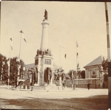 Snapshot Fontaine colonne de Boigne Chambéry animée 1897 drapeaux charrue 