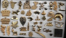 lot de 42 pin's dorés : animaux,parfum,bateau,alimentaire,fleur......