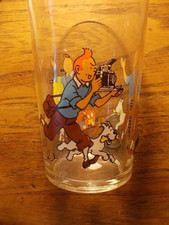 HERGE TINTIN MILOU très beau verre 1974 courant saluant en voyage Lombard déco !