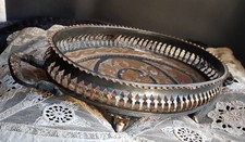 joli plat coupe cuivre finement ciselé