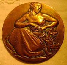 Vendangeuse, bronze, signée