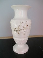 Vase en opaline de foire blanc