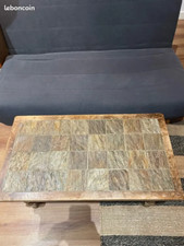 Table basse en bois massif avec un plateau carrelé