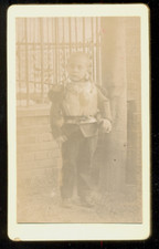 CDV anonyme - Enfant en tenue