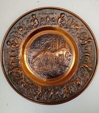 GRANDE ASSIETTE DECORATIVE EN  CUIVRE BICHE CHEVREUIL CHASSE  37 CM DE DIAMETRE