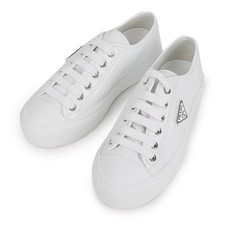 Prada Baskets en cuir verni