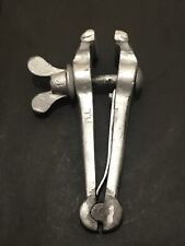 Ancien outil étau à main