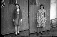 Double portraits femmes porte grange ancien négatif photo verre an. 1940