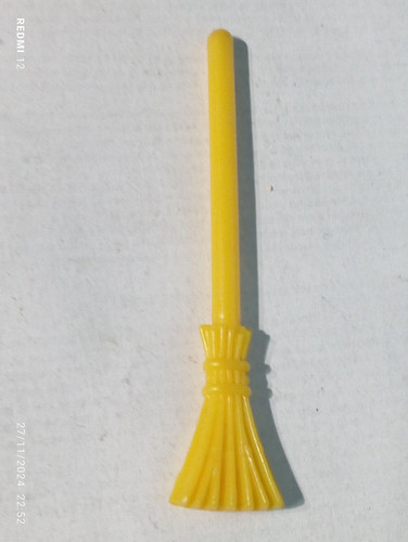 Playmobil ancien balai jaune - ancien,