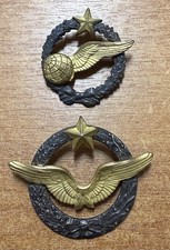 2 INSIGNES DE SPÉCIALITÉ ARMÉE DE L’AIR " PILOTE , NAVIGATEUR "