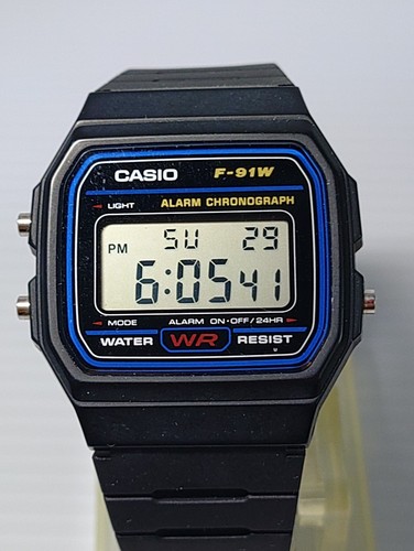 Montre rétro carrée