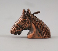  PETIT BRIQUET DE TABLE, tête de cheval en métal façon cuivre, 7 cm
