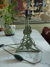 Beau pied de lampe art déco fer forgé. Raisins et feuilles de vigne.