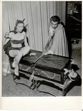 Mireldo MAGICIEN FEMME coupée en 2  Autre pose  17x19 cm photo argentique magie