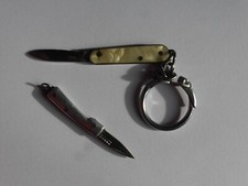 Deux petits couteaux type porte-clé, un corse et un St Raphaël