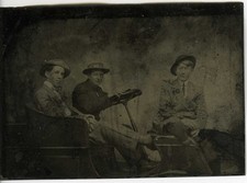 FERROTYPE TINTYPE PHOTO, 3 jeunes gens chics dans une automobile  old car