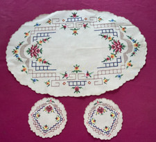 Napperon brodé main et 2