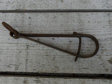 ancien outil , crochet pince épingle à seau pour le puit ... fer forgé