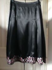 Jupe neuve en satin, brodée