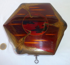 ANCIEN COFFRET EN LAQUE JAPON DÉCOR D'OISEAUX ET MONT FUJI SIGNÉ