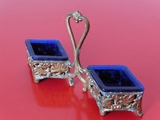 SALIERE POIVRIERE EN METAL ARGENTE AVEC 2 COMPARTIMENTS AMOVIBLES EN VERRE BLEU