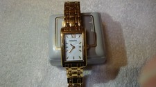 Jolie montre de femme avec son bracelet doré RODANIA fabricant SUISSE.