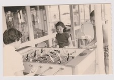photo ancienne ?️ enfants jouant au baby-foot années 50 terrasse