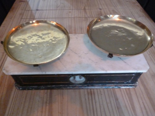 Ancienne balance poids - a,