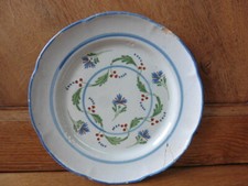 assiette ancienne XVIIIème faïence de L'Est décor barbeaux :St Clément ?