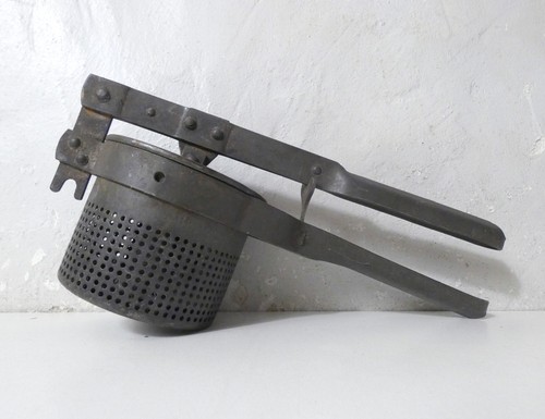 Ancien outil presse purée art - outil,