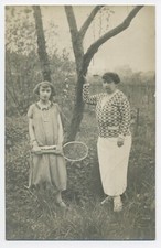 BP717 Carte Photo vintage card RPPC Femme jeune fille raquette tennis jardin