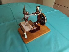 MACHINE A COUDRE POUR ENFANT, FONTE D’ALUMINIUM, LAQUEE MARRON NEUVE,SANSMARQUE