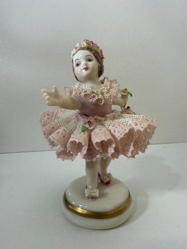Figurine poupée dentelle
