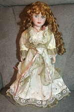 Poupée No 6 - Tête et Mains Porcelaine - Collier - Ombrelle - Socle Métal - 42cm