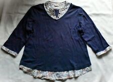 T-shirt bleu et motif paisley