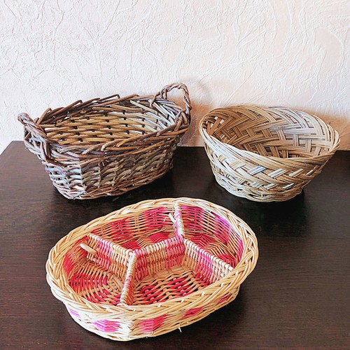 Lot corbeilles de - de, table