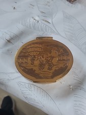 Joli poudrier ancien décor gravé sur métal