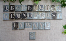 26 ANCIENNES LETTRES POCHOIR EN ZINC - ALPHABET COMPLET + & - INDUSTRIEL ATELIER