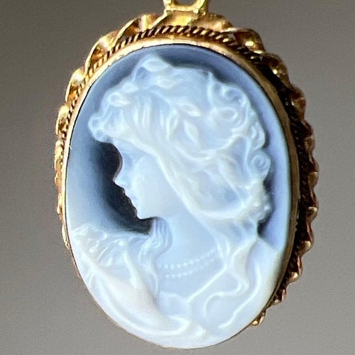 Collier pendentif camée - , en