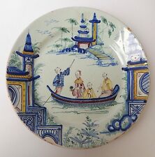 Plat en faïence à décor  polychrome au chinois.  Sinceny ? Rouen ?