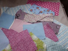 lot de petits coupons de tissu